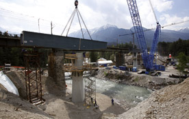 Anfang Mai waren die Hubarbeiten an der Brücke Ötztaler Ache abgeschlossen, im August wurde die Brücke dem Eisenbahnverkehr übergeben. 